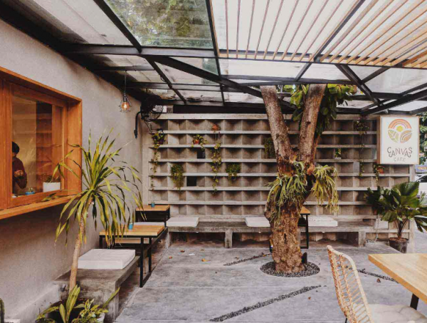 Warung kopi modern dengan nuansa tropis